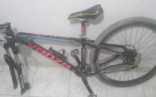 Dos sujetos descartaron el presunto botín de un robo en el Cordón Forestal y buscan al damnificado