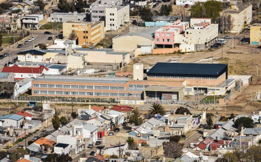 Iba a alta velocidad frente a un colegio, atropelló a un estudiante y huyó