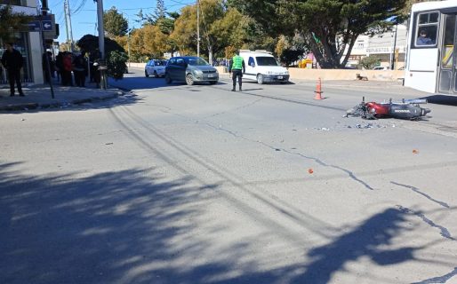 Un motociclista chocó la parte trasera de un auto y resultó herido
