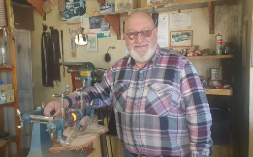 El oficio de ser zapatero en Comodoro aún sigue vivo: “Estamos firmes trabajando y administrándonos”