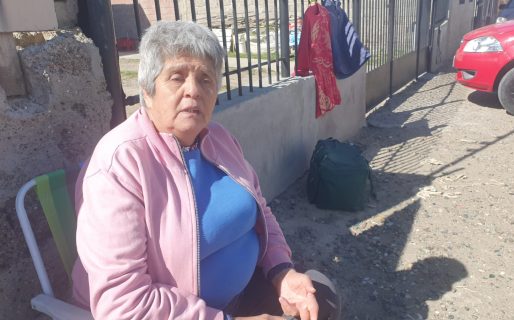 María tiene 69 años, cobra 15 mil pesos de pensión y sobrevive vendiendo ropa usada en la Feria del Abásolo