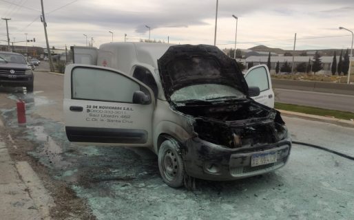 Incendio de vehículo utilitario en Zona Sur
