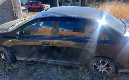 Un auto terminó sobre una vereda tras chocar y romper una de sus ruedas