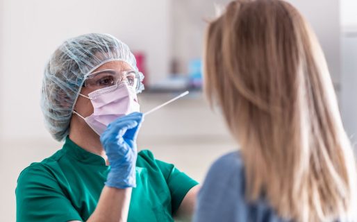 Advierten por el aumento de casos de una nueva variante de COVID-19