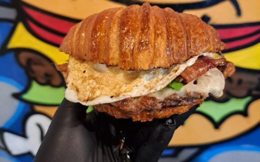 Una hamburguesería y una panadería comodorense lanzaron la “Croissant burguer”