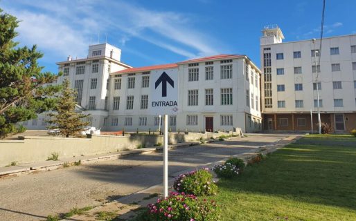 Automovilistas “cortaban camino” por el estacionamiento del Dean Funes