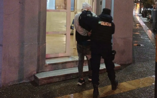 Intentaron huir con elementos robados de un vehículo pero fueron detenidos por los propios testigos del hecho