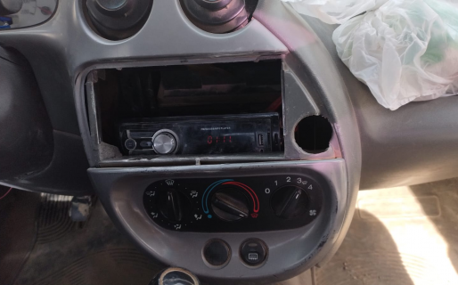 Lo atraparon adentro de un auto robando un estéreo
