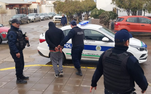 Intentó robar dos botellas de fernet de un supermercado y acabó detenido