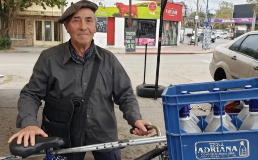 “Dejé de comer carne”: cobra $52 mil de jubilación y reparte cajones de soda para llegar a fin de mes
