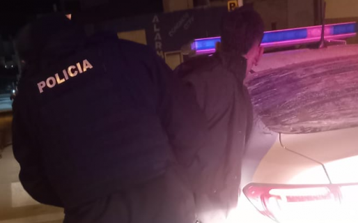 Un adolescente fue aprehendido tras intentar robar elementos de un vehículo