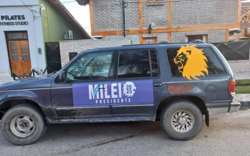 Intentaron apuñalar al conductor de un auto identificado con Milei