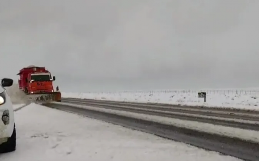 Vialidad despeja nieve en el tramo Garayalde-Comodoro de la Ruta 3
