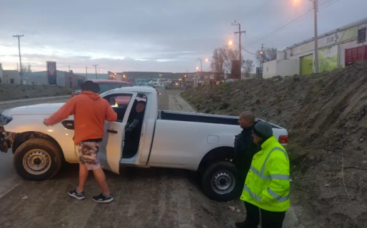 Conducía ebrio, terminó cayendo en un desagüe y se negó a hacerse la alcoholemia