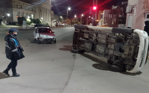 Dos vehículos colisionaron en pleno centro: ambos conductores circulaban alcoholizados
