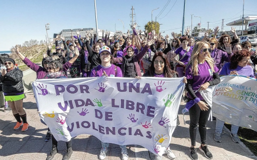 Un centenar de mujeres participaron de la caminata para visibilizar la violencia de género