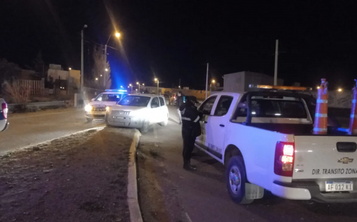 Estaba detenido en una rotonda, le pidieron los papeles y se percataron que estaba alcoholizado