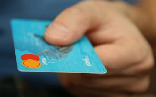 Devolución del IVA: qué hacer si un comercio no acepta tarjeta de débito