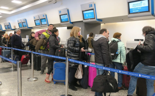 Le cancelaron el vuelo a Bariloche a un grupo de egresados y los chicos tomaron una decisión insólita