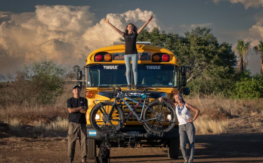 Son argentinos y viven hace 20 años en un autobús recorriendo el mundo