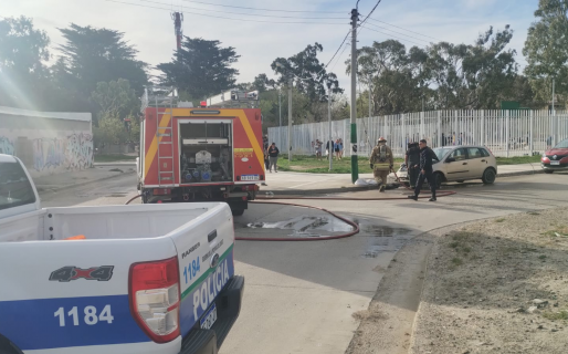Un auto se incendió en Kilómetro 8 tras un desperfecto mecánico
