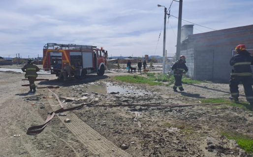 Almorzaban un asado en familia cuando se les incendió la casa: no hubo heridos