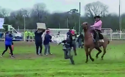 Proteccionistas interrumpieron una jineteada y los sacaron a rebencazos: al menos 16 resultaron lesionados