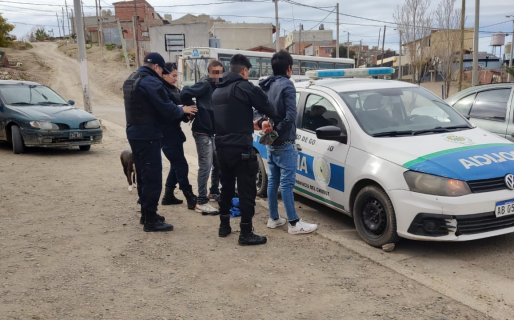 Salió a robar, le pegó a su víctima en el suelo y le partieron una botella en la cabeza