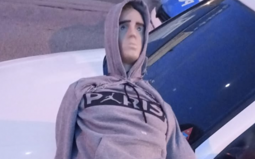 Secuestraron un maniquí para robarse las prendas que tenía puesto