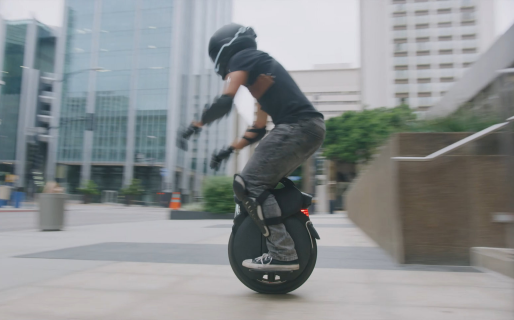 El vehículo de una sola rueda que puede llevarse en la mano y cuesta más que un Gol usado