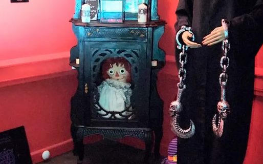 Insólito: Una pareja de cazafantasmas se separó y ahora disputan la posesión de una muñeca maldita