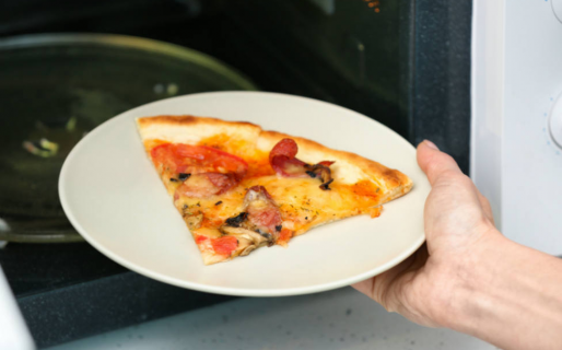 Cuáles son los 6 alimentos que jamás se deben recalentar en el microondas