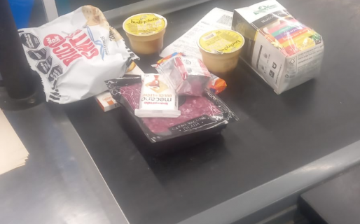 Una señora de 50 años robó postres, una caja de té y carne en un supermercado