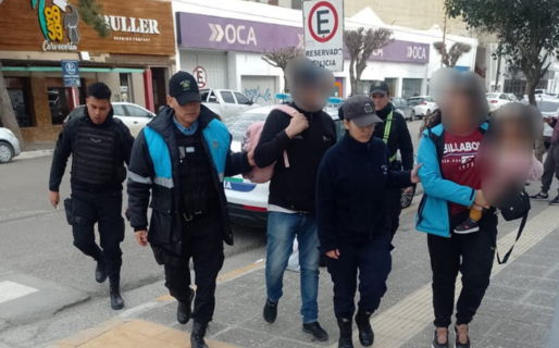 Una pareja con su bebé en brazos le robaron el celular a una adolescente