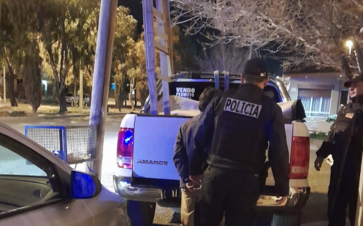 Usó la camioneta para sostener la escalera con la que subió a robar energía eléctrica