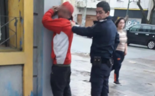 Un trapito se peleó con un malabarista e intentó degollarlo en plena calle