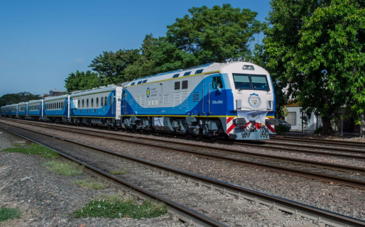 Vio a su hijo de 3 años caminando por las vías, corrió a rescatarlo y fue atropellado por el tren