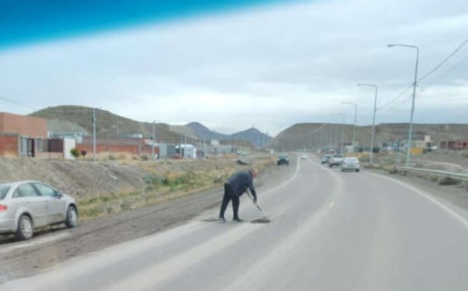 Harto de esquivar siempre el mismo pozo, lo tapó antes que la Municipalidad lo haga