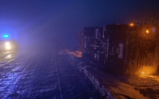 Un chofer de transporte volcó en Ruta N°37 por la acumulación de nieve en la calzada