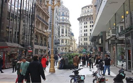 Allanamientos múltiples en la City porteña tras una fuga de más de 400 millones de dólares