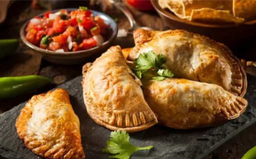 Una familia fue a un restaurante, pidieron empanadas para cenar, pero el relleno de una los indignó