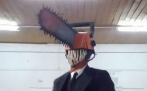 Quién es el joven que fue a votar disfrazado de motosierra