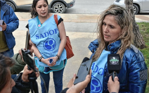 En el Colegio del Sol los docentes realizaron un reclamo salarial con una panfleteada