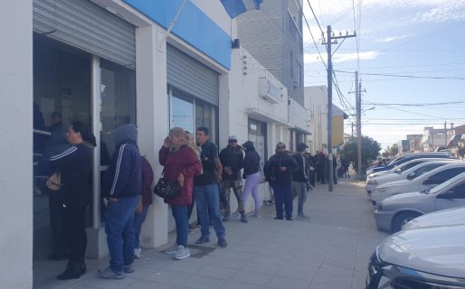 Largas filas en ANSES para acceder al IFE ante la crisis económica: “Esta todo muy complicado”