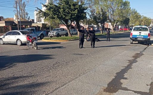 Un choque entre un auto y una moto dejó como saldo un hombre con lesiones