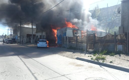 Incendio en un tráiler afectó a un vehículo y el tendido eléctrico: investigan si fue intencional