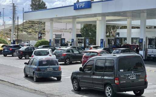 Para el gobierno el abastecimiento se normalizaría a mitad de semana, pero estacioneros creen que puede durar 10 días más