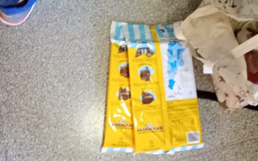 Por aviso de una clienta, atrapan a un joven que intentó robar dos kilos de chocolate