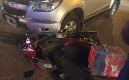 Un conductor de 75 años frenó de golpe en plena avenida y un repartidor lo chocó