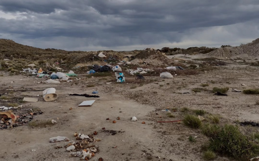 Arrojan hasta inodoros en la playa “La Compresora”